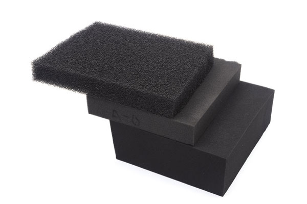 Auftragen von PU-Pigment in Industrieschwamm